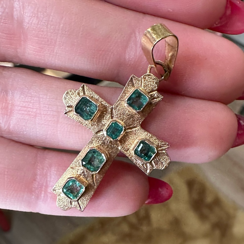 14k natural emerald cross
